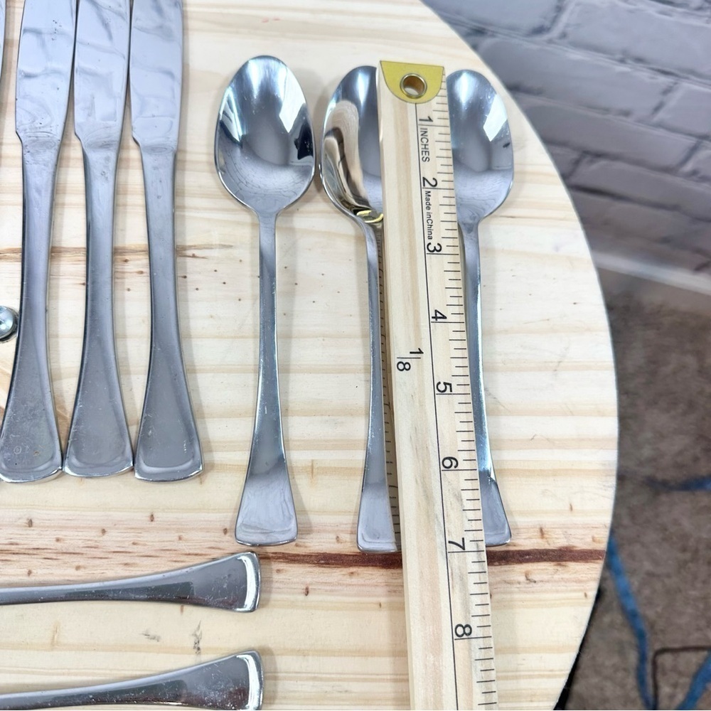 Oneida 16 Piece Stainless Steel Flatware Silverware Emma Set - Picture 13 of 16